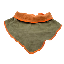 Lade das Bild in den Galerie-Viewer, FlyWing Dreieckstuch im Design "ARMY ORANGE"