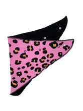 Lade das Bild in den Galerie-Viewer, FlyWing Dreieckstuch im Design "LEO PINK SCHWARZ"