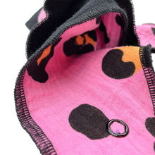 Lade das Bild in den Galerie-Viewer, FlyWing Dreieckstuch im Design "LEO PINK SCHWARZ"