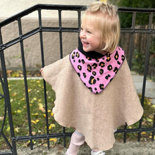 Lade das Bild in den Galerie-Viewer, FlyWing Dreieckstuch im Design "LEO PINK SCHWARZ"