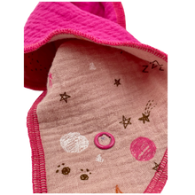 Lade das Bild in den Galerie-Viewer, FlyWing Dreieckstuch im Design "SPACE PINK"