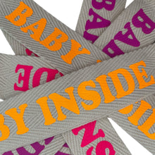 Lade das Bild in den Galerie-Viewer, Taschen- und Schlüsselanhänger "BABY INSIDE" in "NEONPINK"
