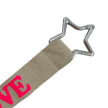Lade das Bild in den Galerie-Viewer, Taschen- und Schlüsselanhänger "LOVE" in "NEONPINK"