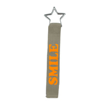 Lade das Bild in den Galerie-Viewer, Taschen- und Schlüsselanhänger "SMILE" in "NEONORANGE"