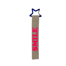 Lade das Bild in den Galerie-Viewer, Taschen- und Schlüsselanhänger "SMILE" in "NEONPINK"