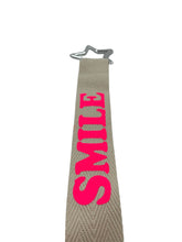 Lade das Bild in den Galerie-Viewer, Taschen- und Schlüsselanhänger "SMILE" in "NEONPINK"