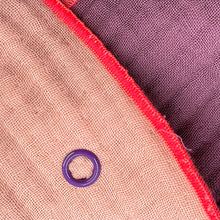 Lade das Bild in den Galerie-Viewer, FlyWing Schal im Design "AUBERGINE BEIGE"