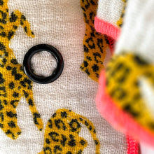 Lade das Bild in den Galerie-Viewer, FlyWing Schal im Design "LEOPARD"