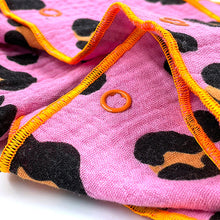 Lade das Bild in den Galerie-Viewer, FlyWing Schal im Design "LEO PINK"