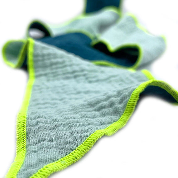 FlyWing Scarf in the design “MINT PETROL”